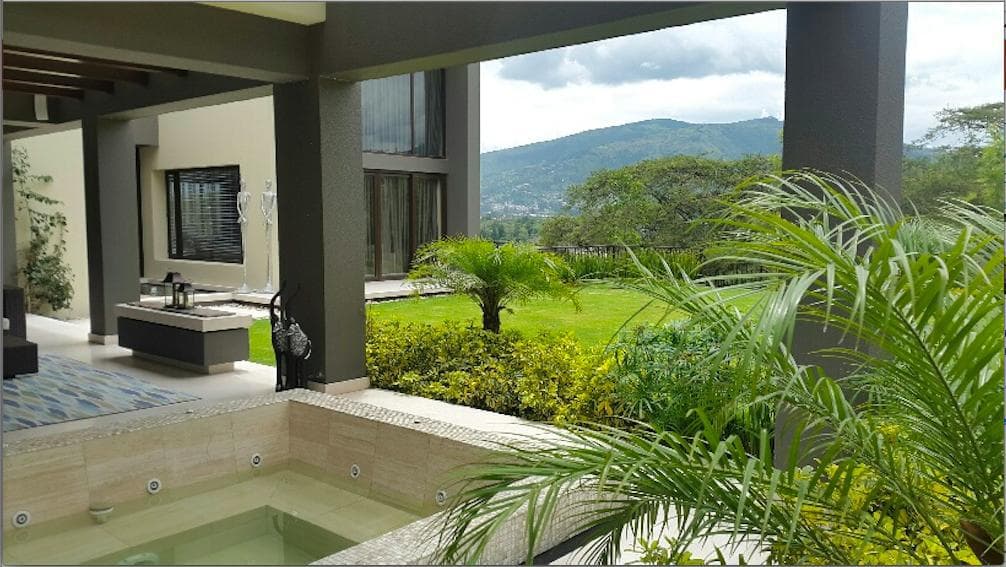 CUMBAYA CASA DE LUJO DE VENTA EN URB. EXCLUSIVA - 1