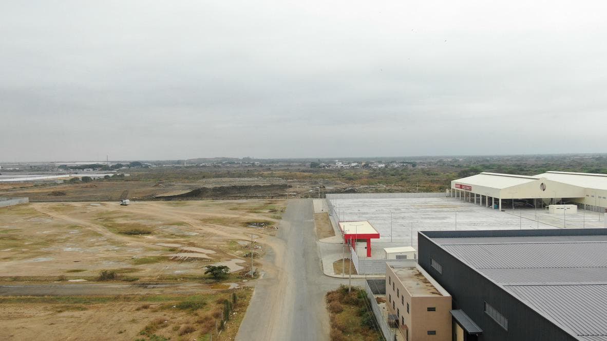 VENTA DE TERRENO A TRES CALLES EN ZONA INDUSTRIAL DE DURÀN - 1