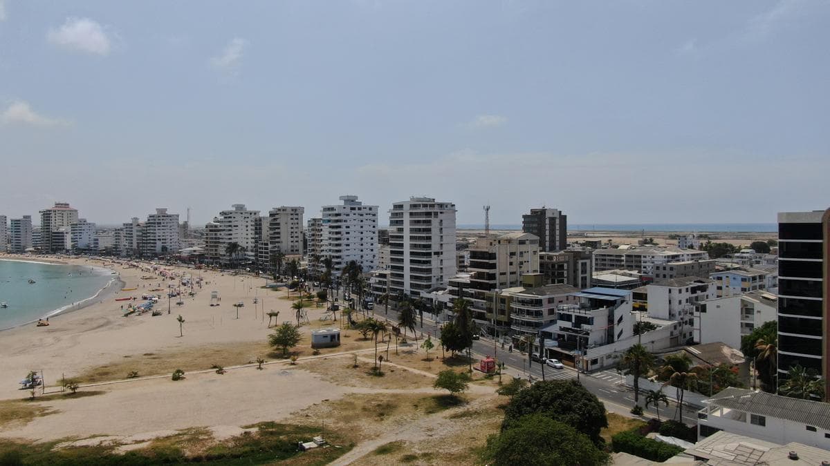 VENTA DE TERRENO AL PIE DEL MALECON DE SALINAS - 1
