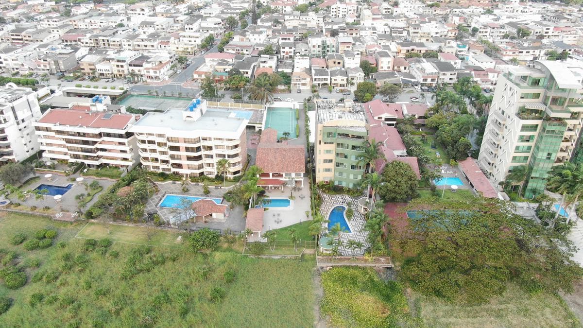VENTA DE VILLA FRENTE AL RIO URB ENTRERIOS CON CANCHA DE TENIS - 1