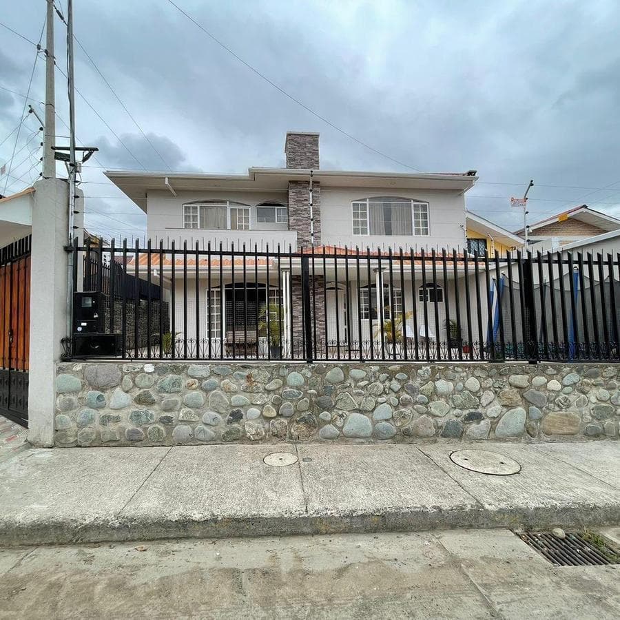HERMOSA CASA EN VENTA, SECTOR CEBOLLAR - 1