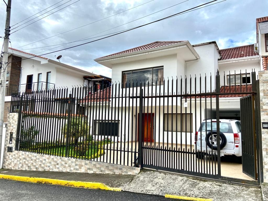 HERMOSA CASA EN VENTA, SECTOR EL CONSTITUCIONAL - 1