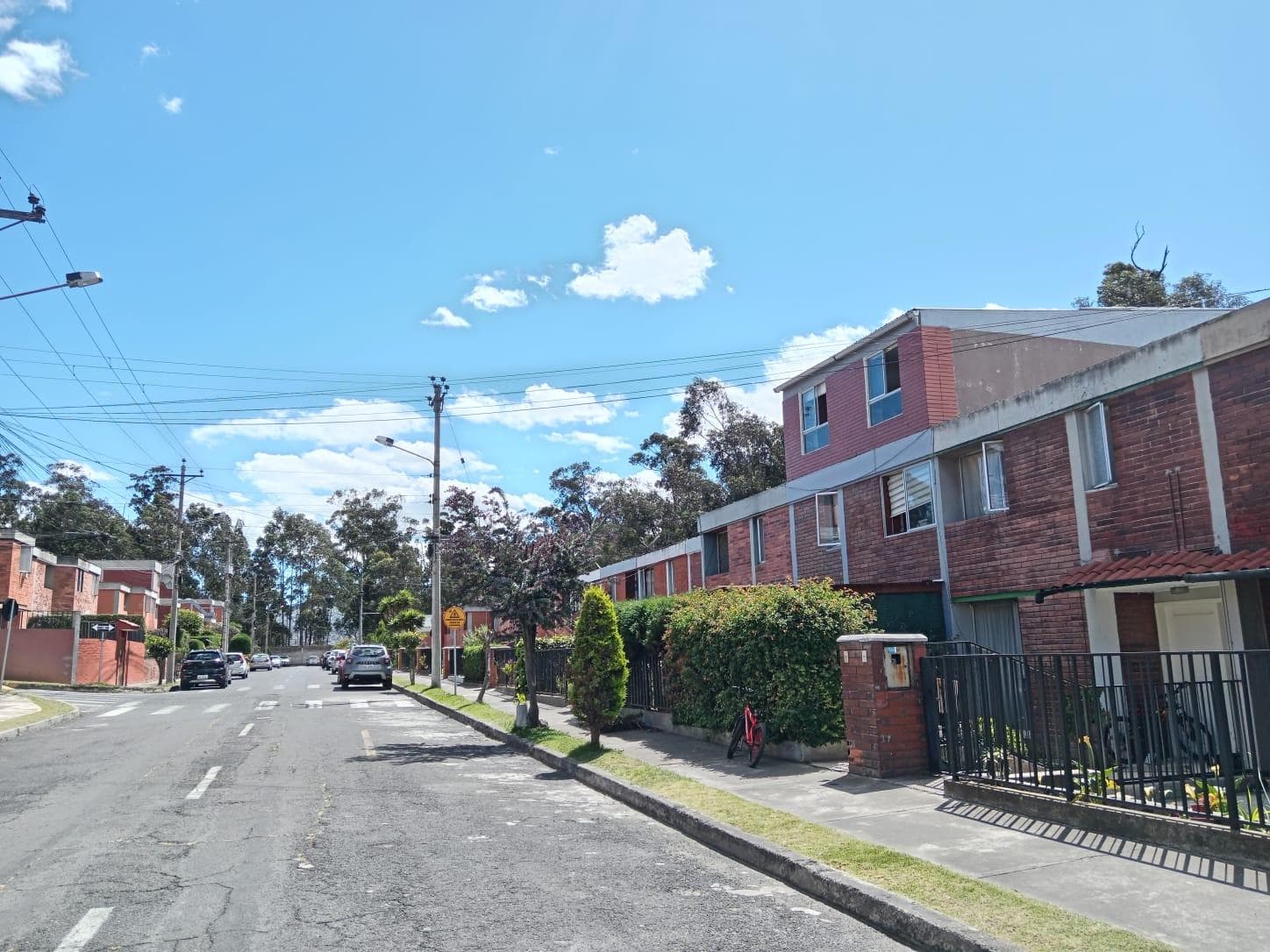 EN VENTA LINDA CASA 180 m2 UBICADA EN CONJUNTO HABITACIONAL (AV. OCCIDENTAL) - 1