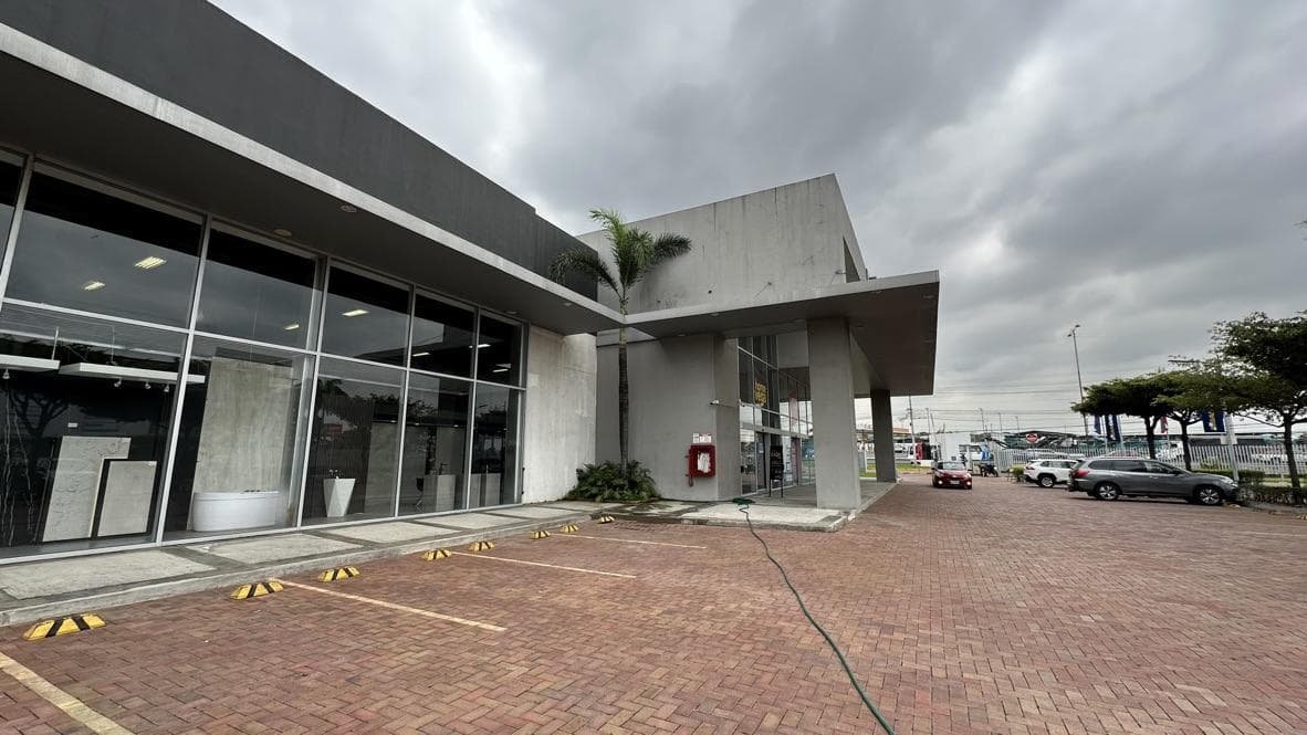 ALQUILER DE AMPLIO LOCAL COMERCIAL CON MEZZANINE AV LEON FEBRES CORDERO, PARQUEOS - 1