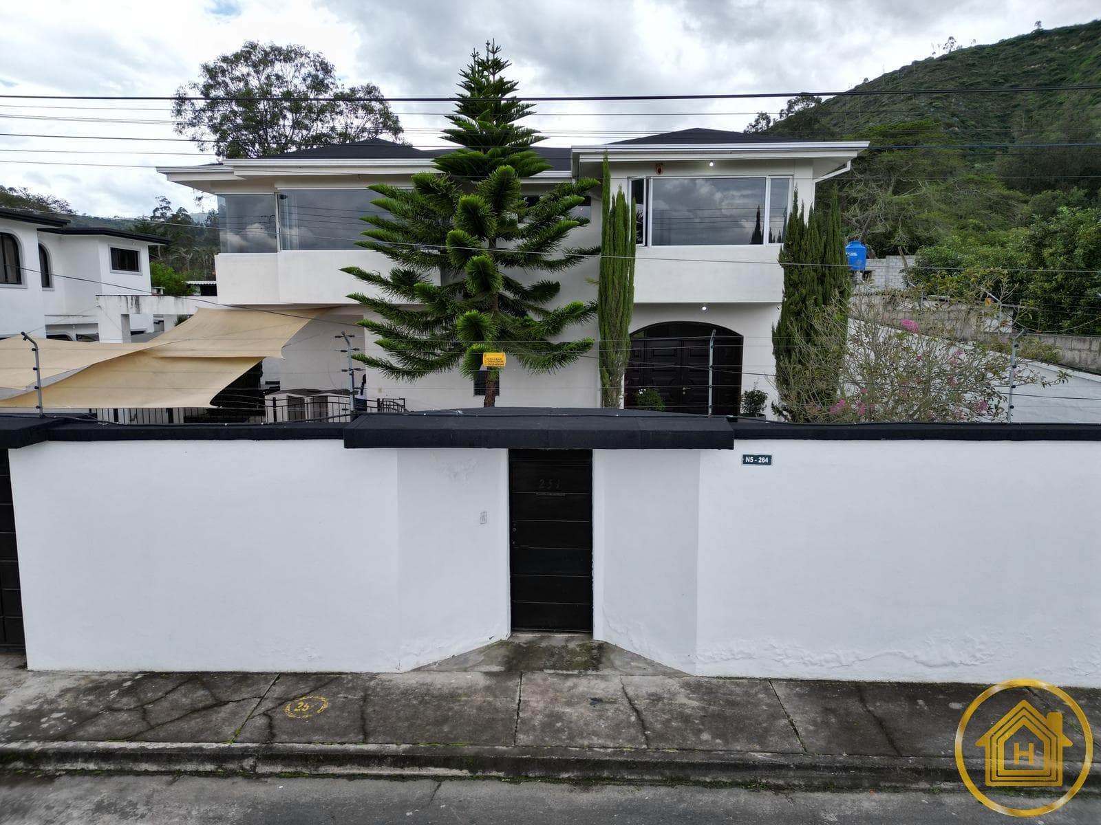 Casa en venta en Guayllabamba | Urbanización, clima cálido y tranquilidad - 1