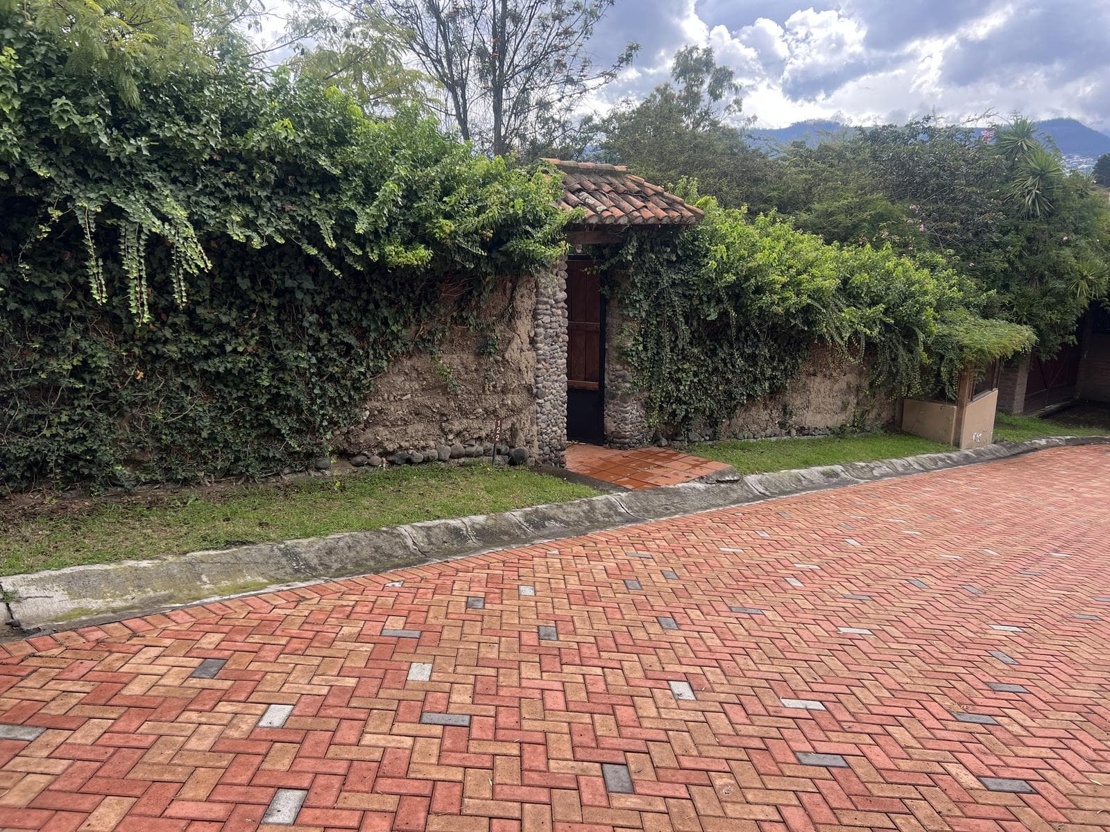 TUMBACO LA VIÑA CASA DE VENTA - 1