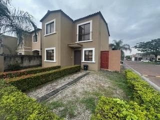 SE VENDE LINDA CASA EN URB. LA JOYA SECTOR LA AURORA - 1