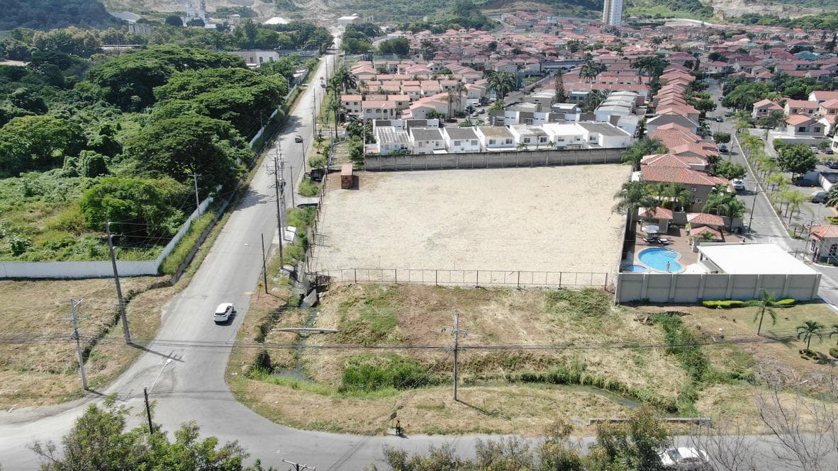ALQUILER DE TERRENO ESQUINERO EN VÍA A LA COSTA ZONA COMERCIAL - 1