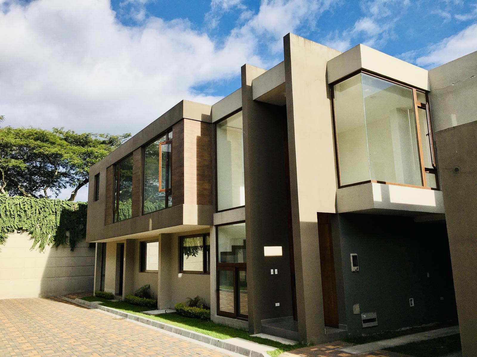 JAL. Venta casa 3 dormitorios Cumbayá Santa Inés, sitio pacífico y seguro - 1