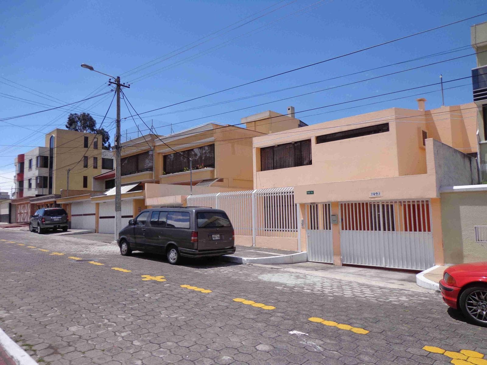 Casa de Venta 7 Dormitorios con Canchas, Norte de Quito, Pinar Alto - 1