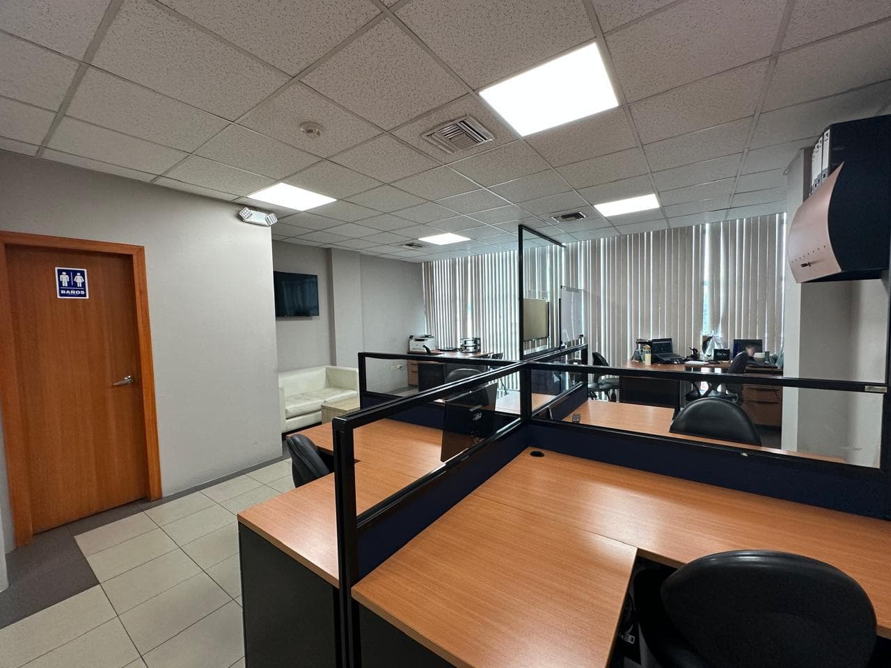 Oficina en ALQUILER o VENTA full AMOBLADA en Edificio con Generador, Kennedy Norte - 1