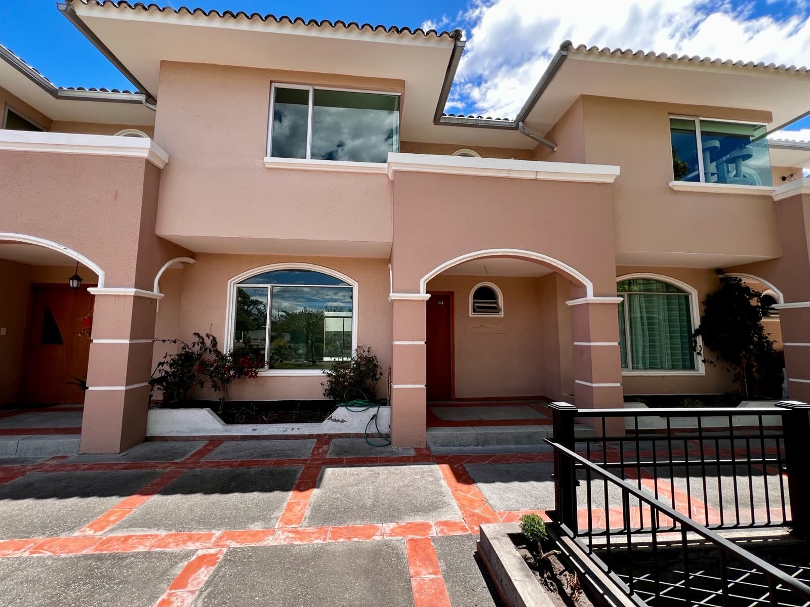 LA PRIMAVERA, CASA 200 mts. EN CONJUNTO, SEGURIDAD 24 HORAS, OPORTUNIDAD - 1