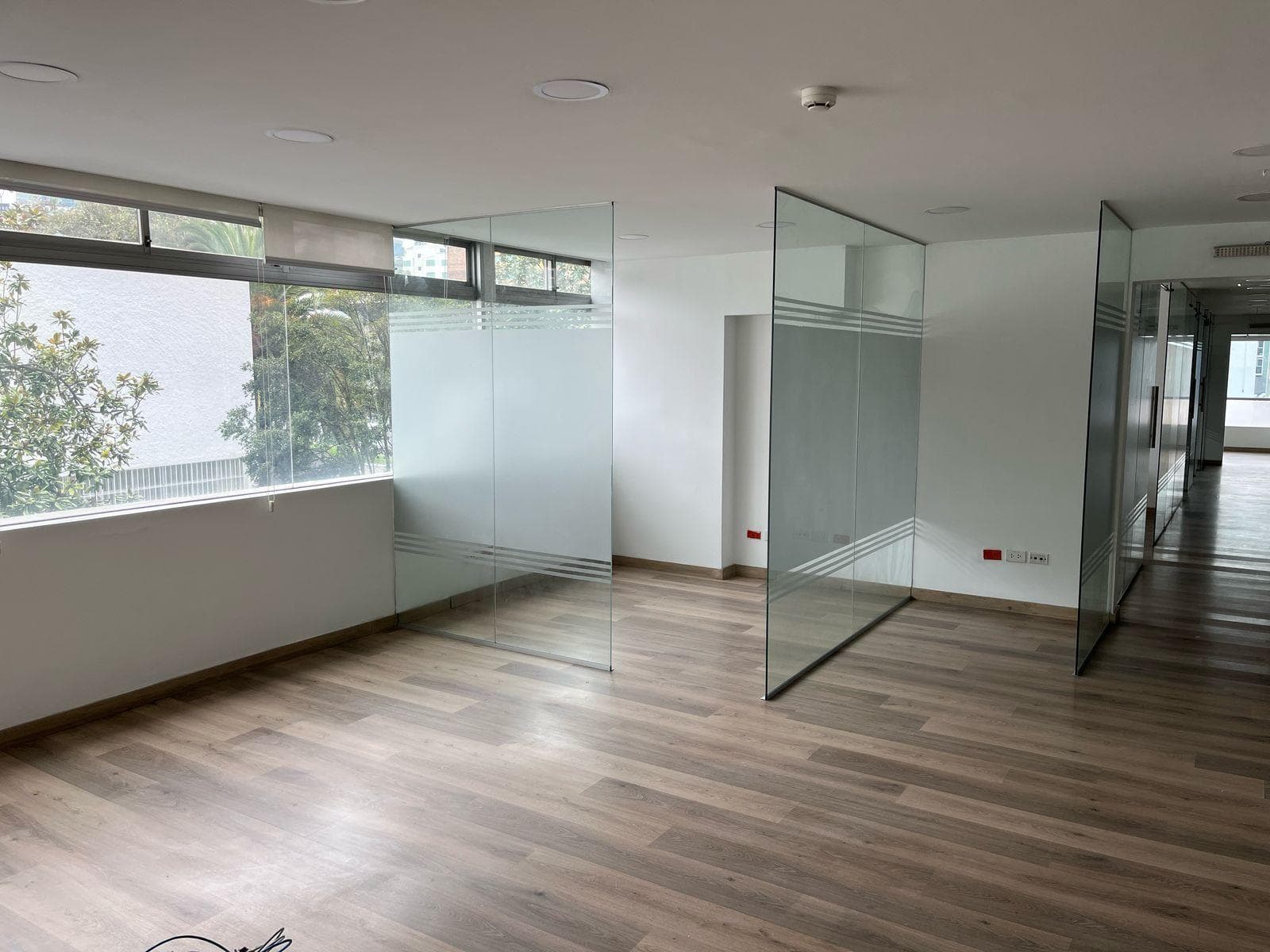 Oficina de Renta 174m2 con 5 parqueaderos, La Orellana Precio negociable - 1