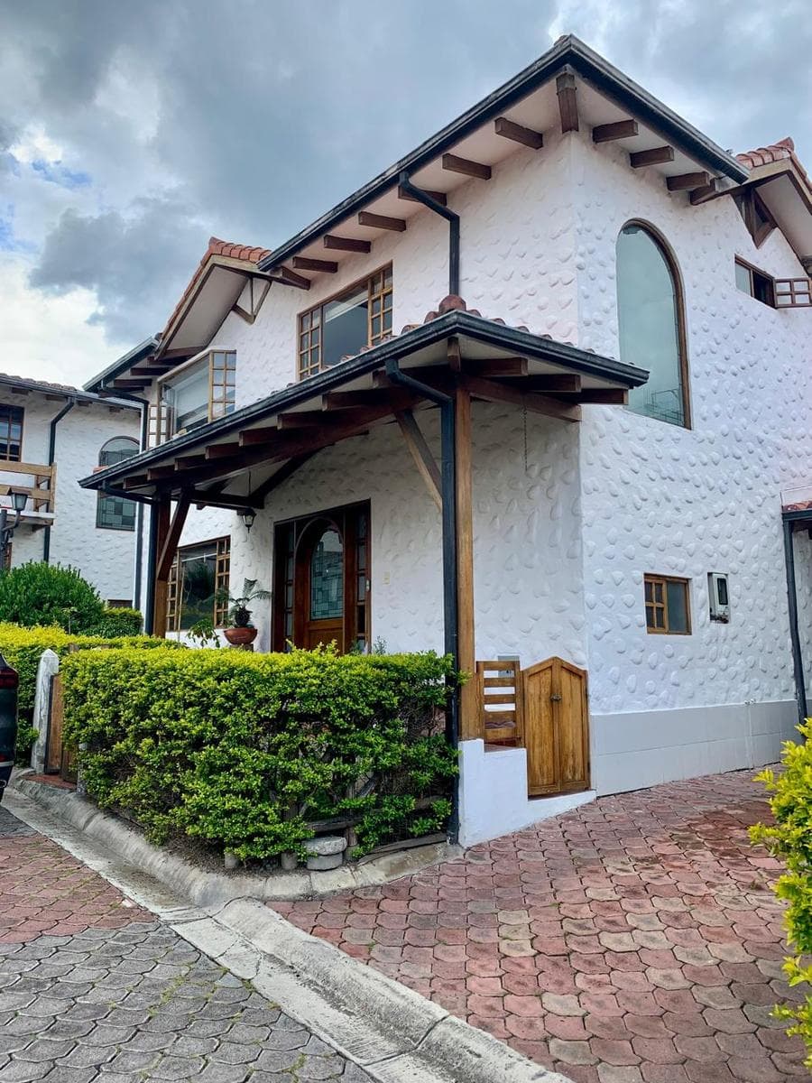 MGA / VENTA CASA CUMBAYA, 3 DORMITORIOS, INTERVALLES - 1