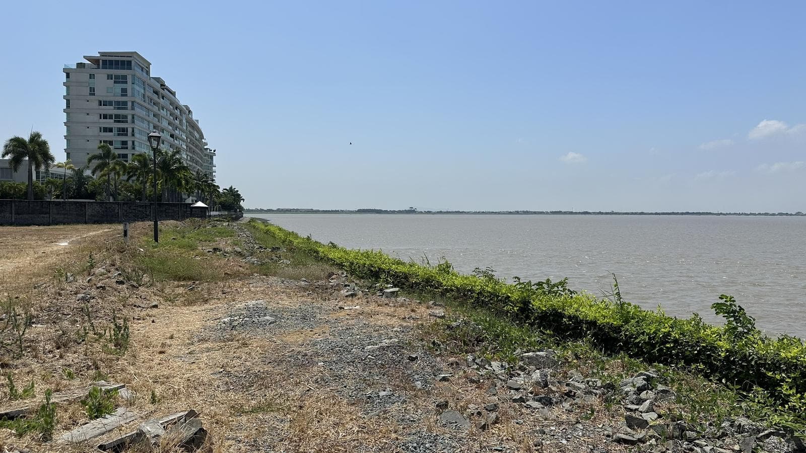 EXCELENTE TERRENO EN VENTA BI FAMILIAR AL RÍO Y A A.C.M. SECTOR ISLA MOCOLI - 1