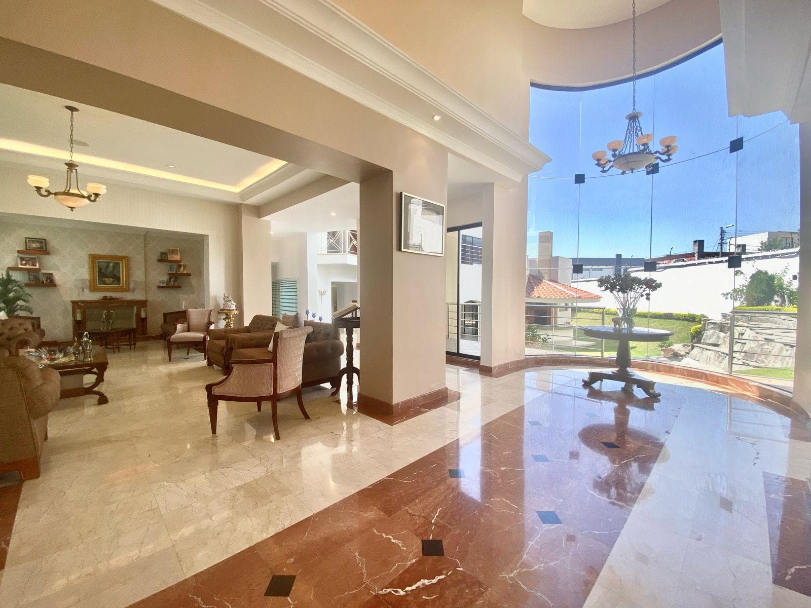 VENTA CASA DE LUJO EN CUMBAYA - 1