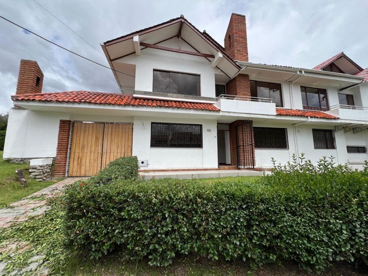 Hermosa y Amplia casa a dos cuadras de Supermaxi de las Americas - Cuenca - 1