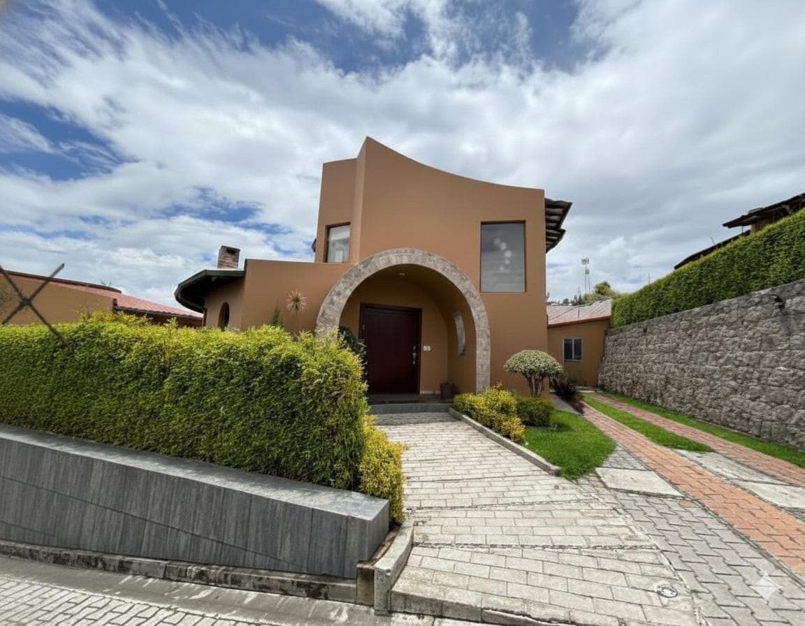 CASA DE VENTA EN NAYON - 1