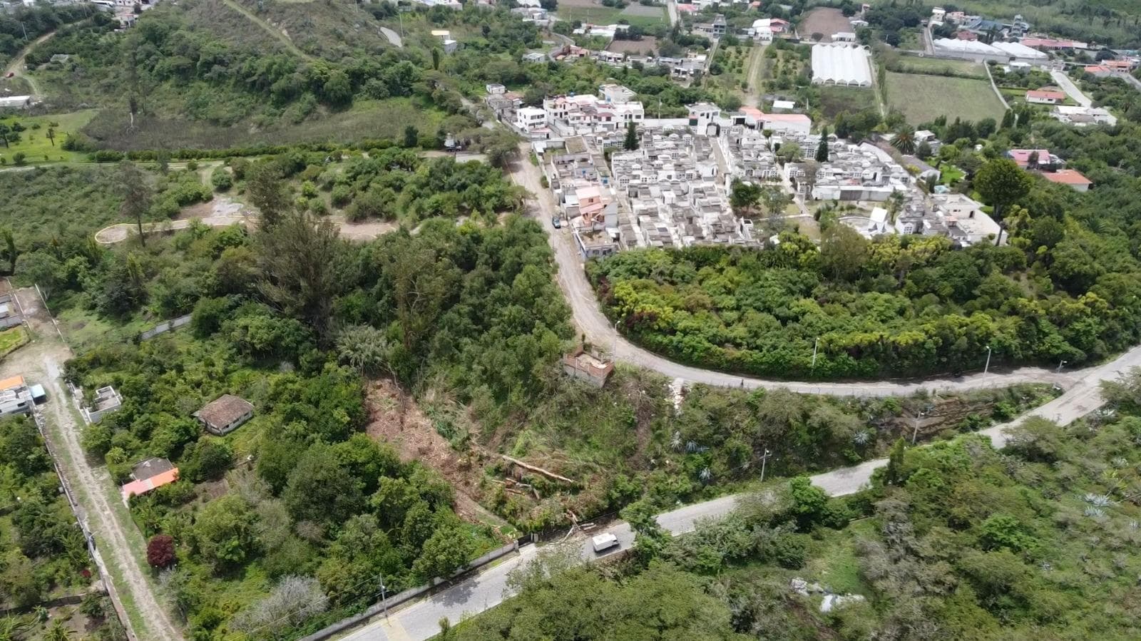 JAL Venta terreno Guayllabamba con desnivel para casa y un mirador hermoso - 1