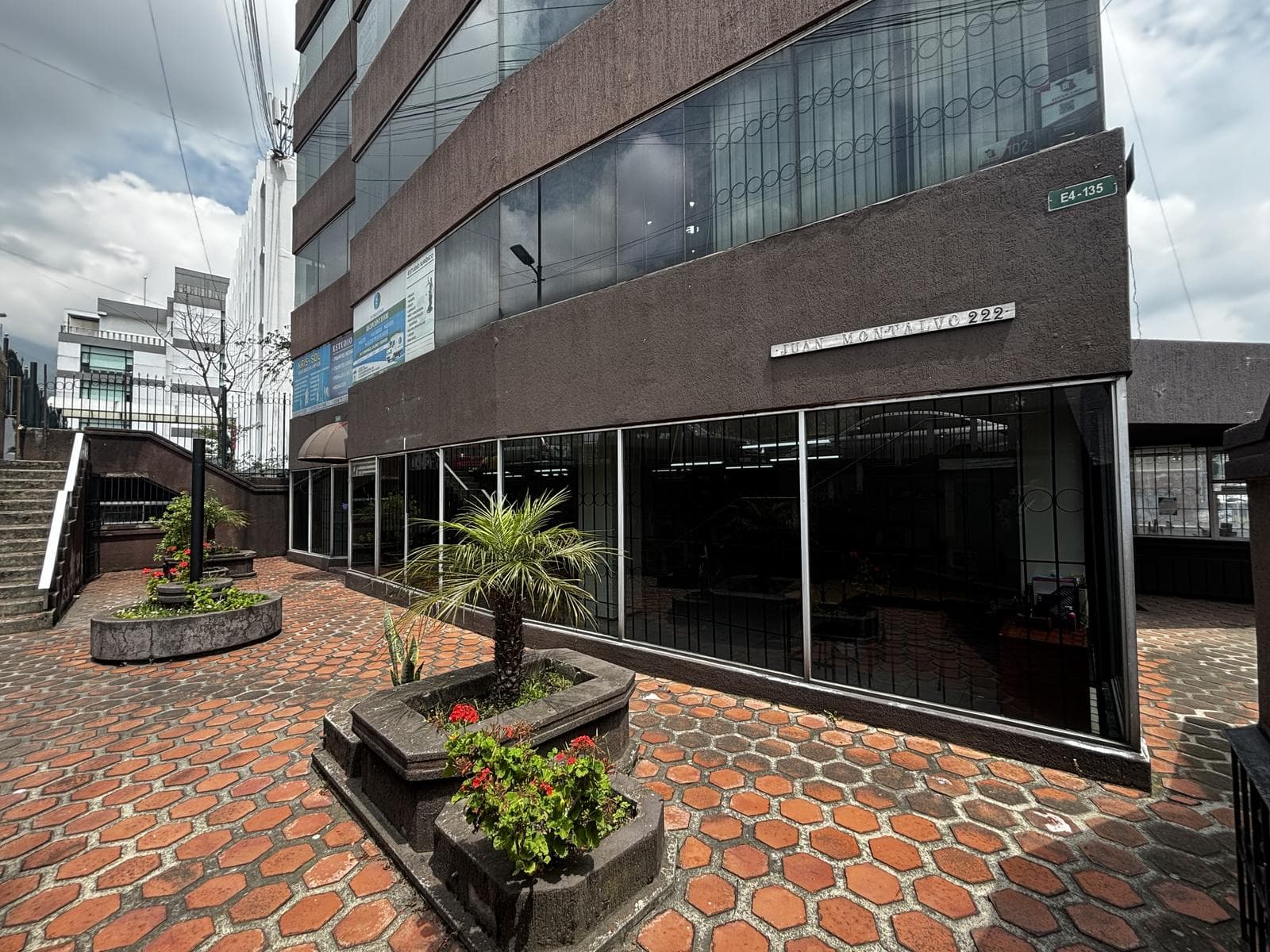 Vendo local frente a la asamblea y junto a la Contraloria planta baja ideal para cafeteria - 1