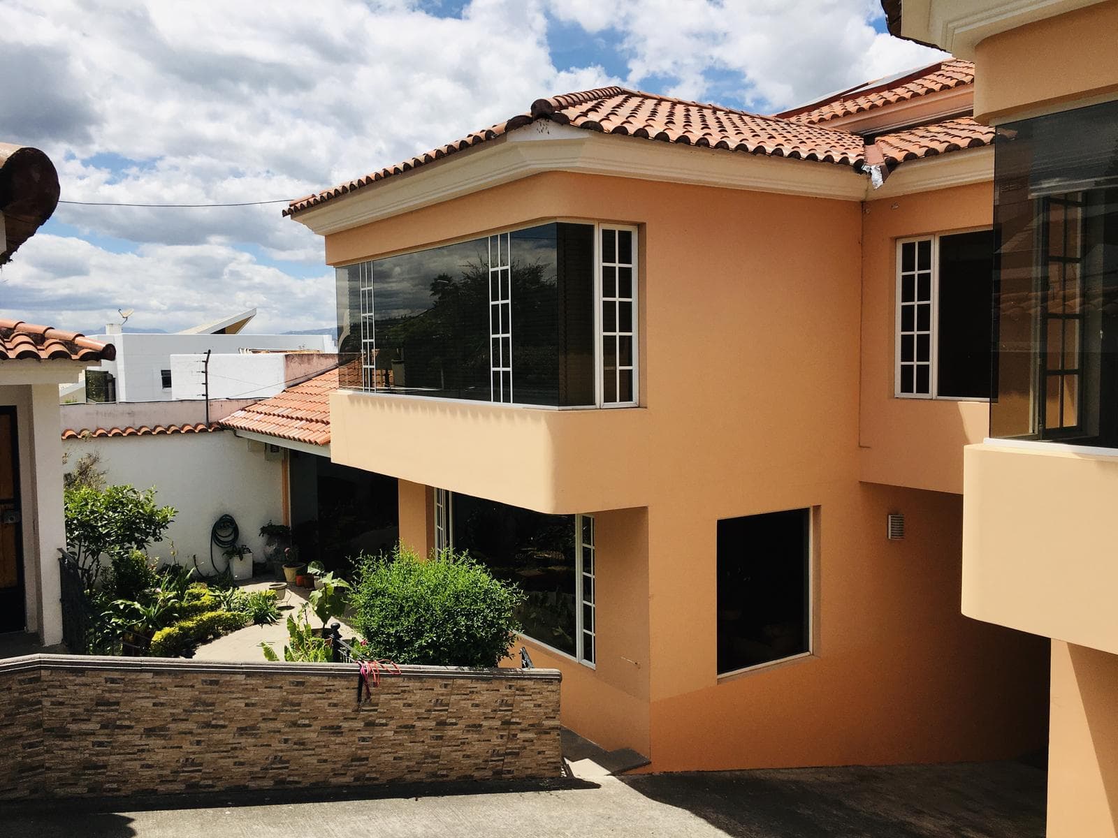 JAL VENTA CASA 6 dormitorios CUMBAYÁ, 1171m2 terreno y jardín. - 1