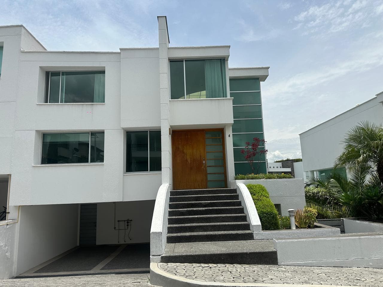 En venta hermosa Casa en Cumbayá dentro de conjunto - 1