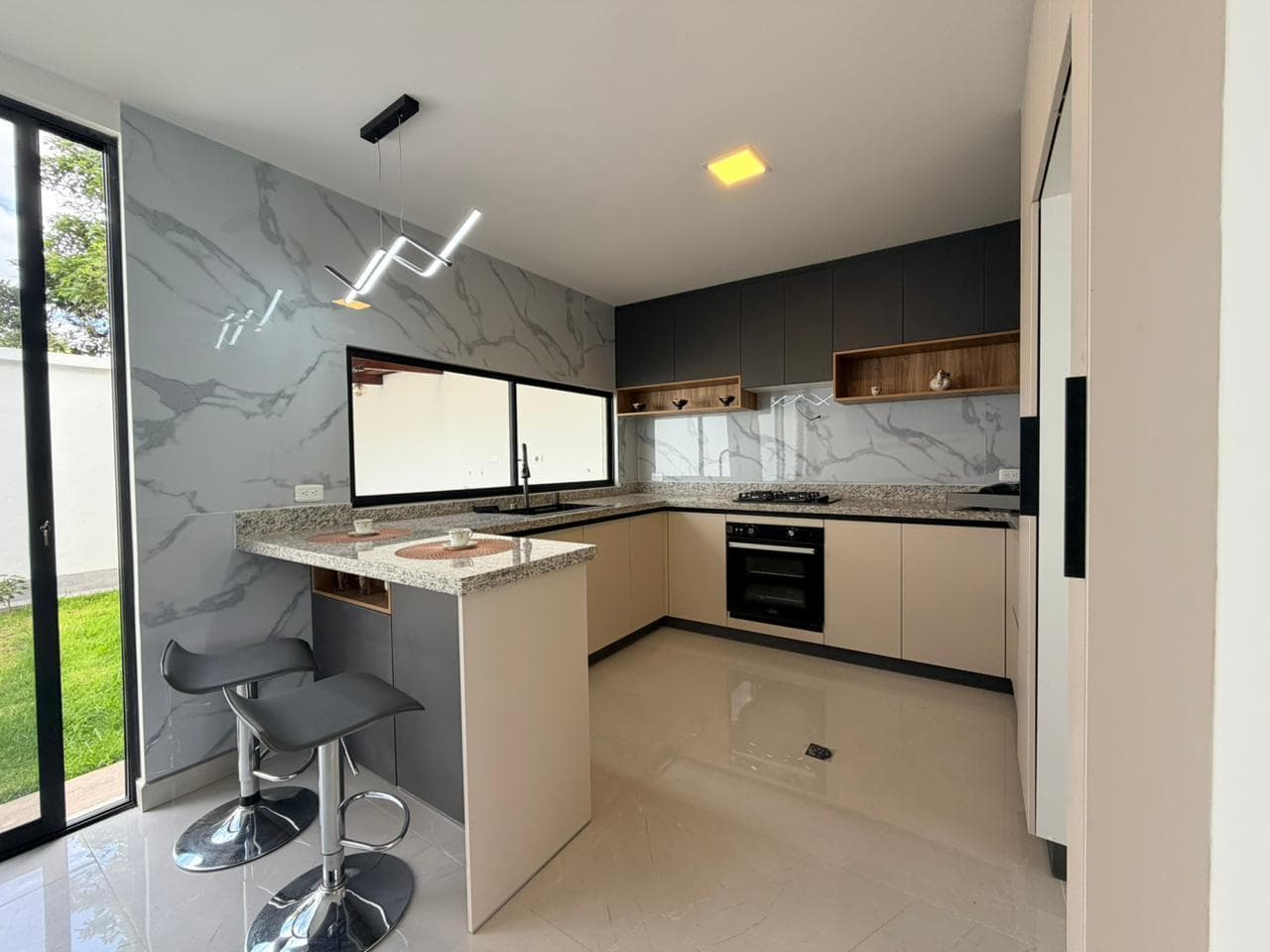 EN VENTA LINDA CASA TRES DORMITORIOS UBICADA EN LA PAMPA - 1