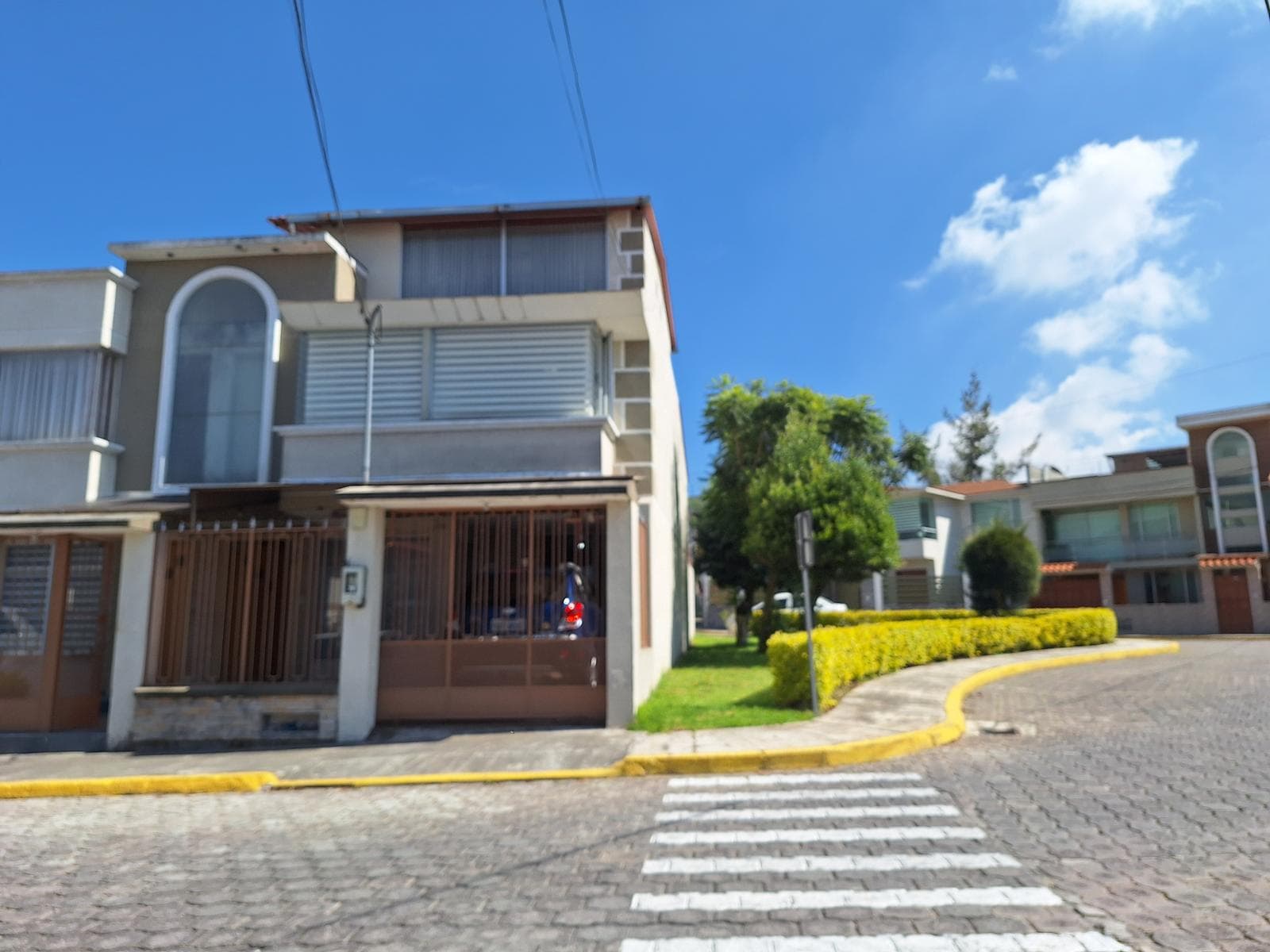 Casa esquinera en venta, 4 dormitorios (Uno en PB), Urbanización UTE, Calderón - 1