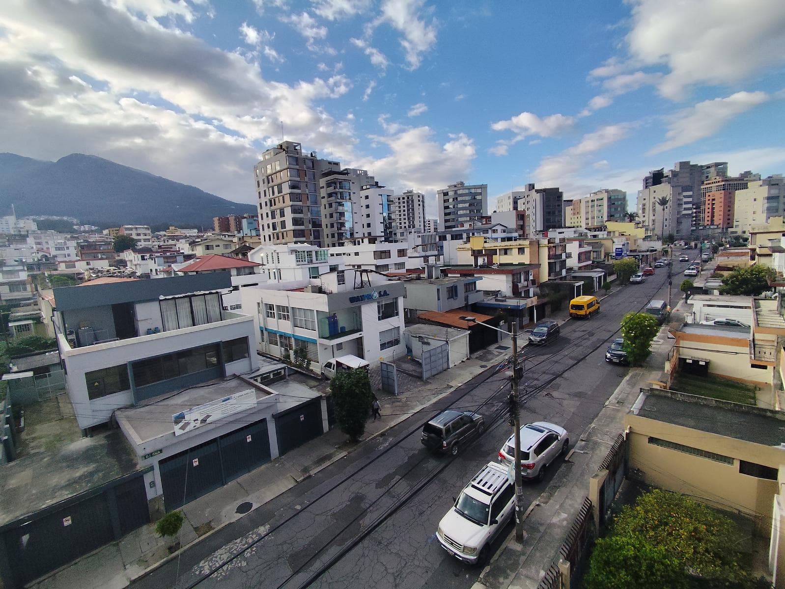 Casa y Terreno en Venta, Sector La Carolina. Edificabilidad 16 pisos Ideal para constructora - 1