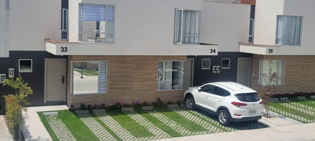 Venta de Casas por estrenar en Conjunto Privado - Sector Conocoto - 1