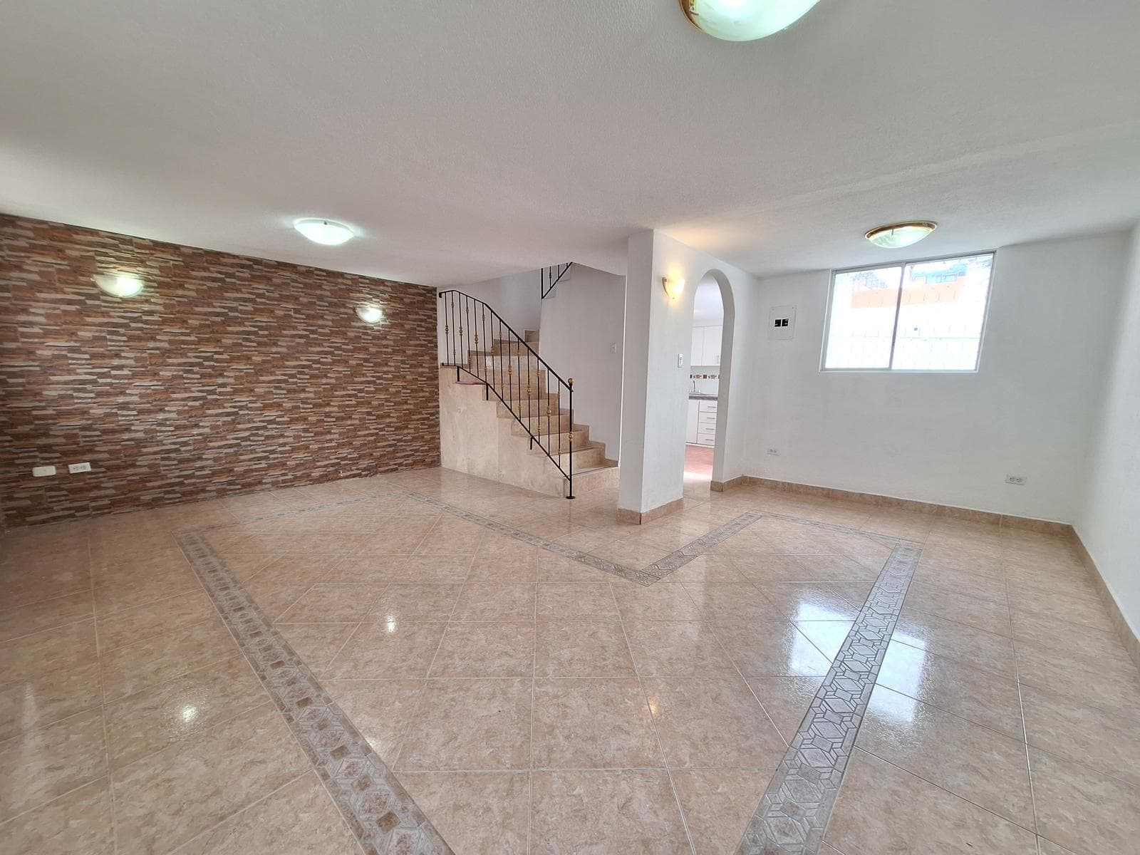 En venta amplia casa 4 dormitorios, 2 parqueaderos, 2 terrazas, Conjunto Habitacional - 1
