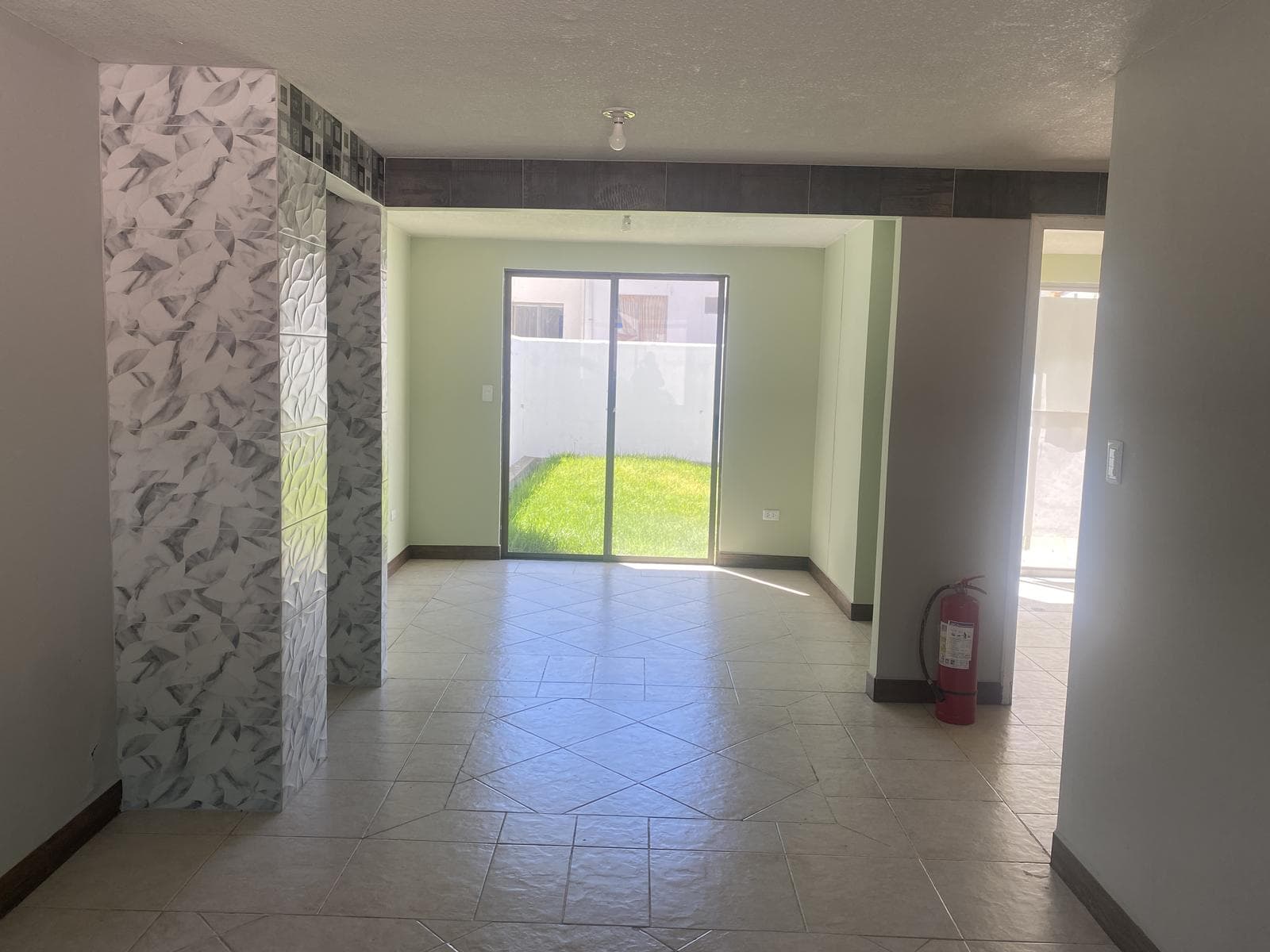 Venta casa amplia 3 dormitorios, sector Pomasqui - 1