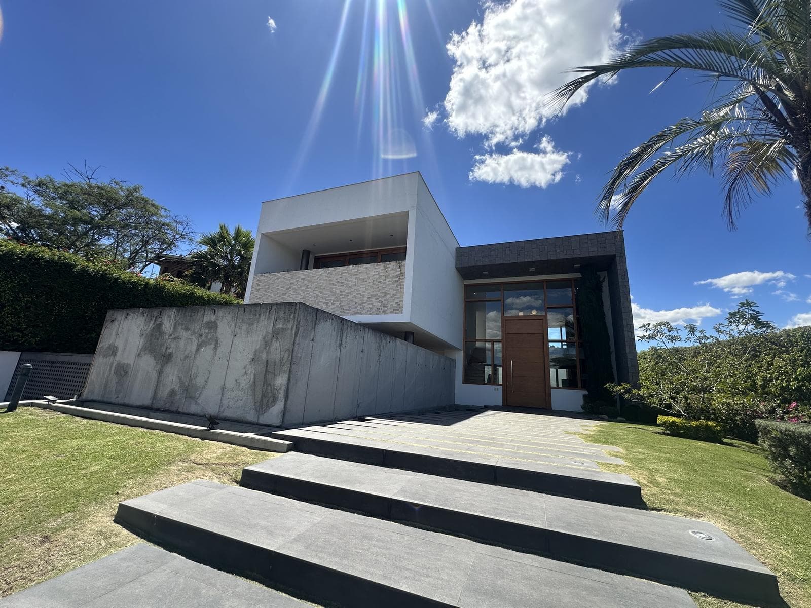 Casa Amoblada de Alquiler en Urbanización El Ingenio Puembo - 1