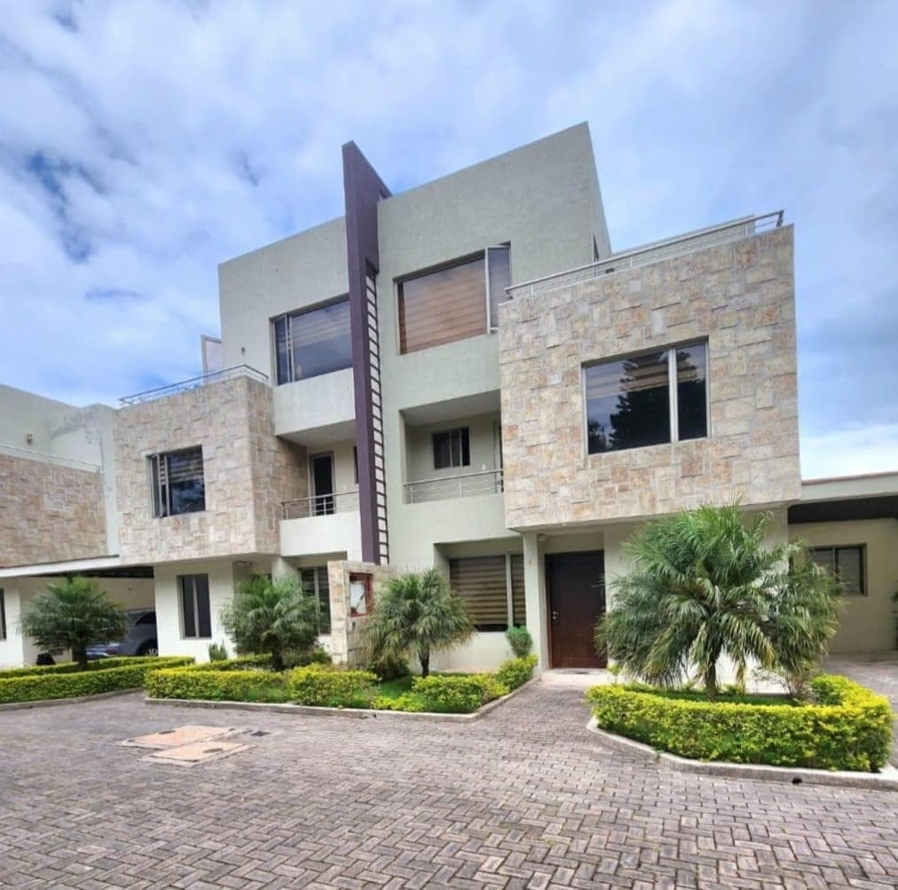 Casa de tres pisos 4 dormitorios - 1