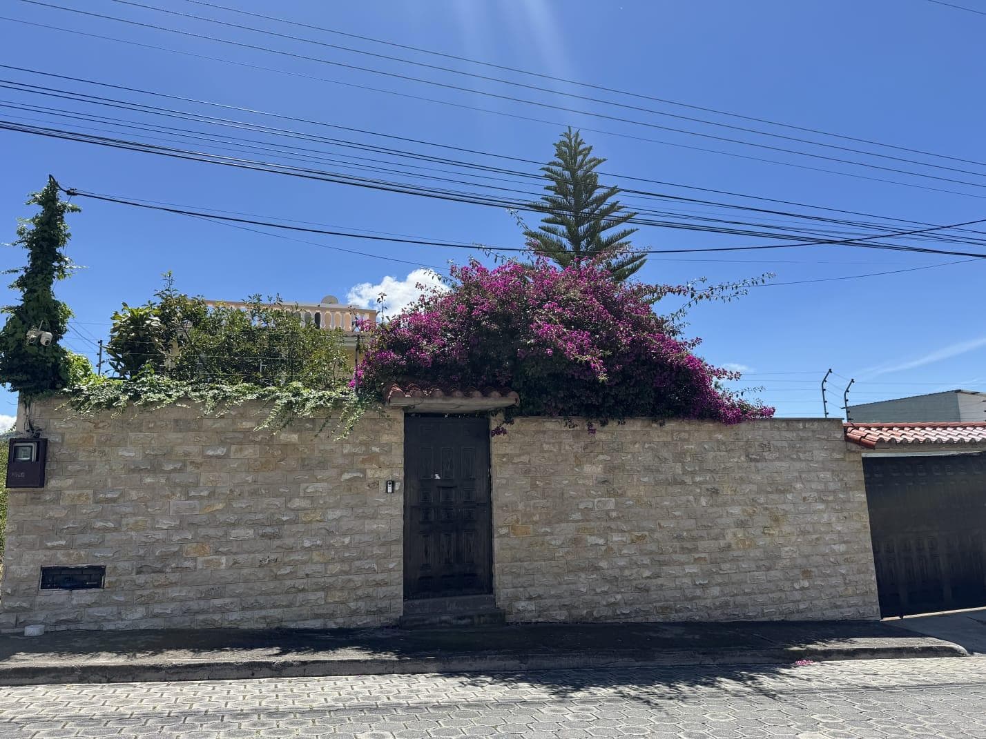 Hermosa propiedad en Venta Conocoto – Armenia II – Urb. Los Retoños – 269.44 m² Const. / 445.79 m² Terreno - 1