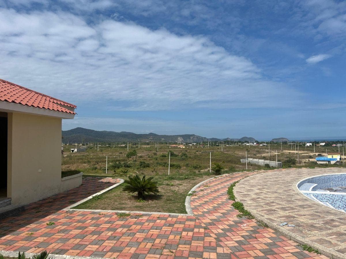 Terreno en venta – Cayo Beach (Puerto Cayo, Manabí) - 1