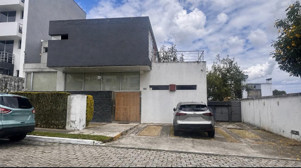 VENTA casa amplia con patio en JARDINES DE AMAGASI -ECUADOR - 1