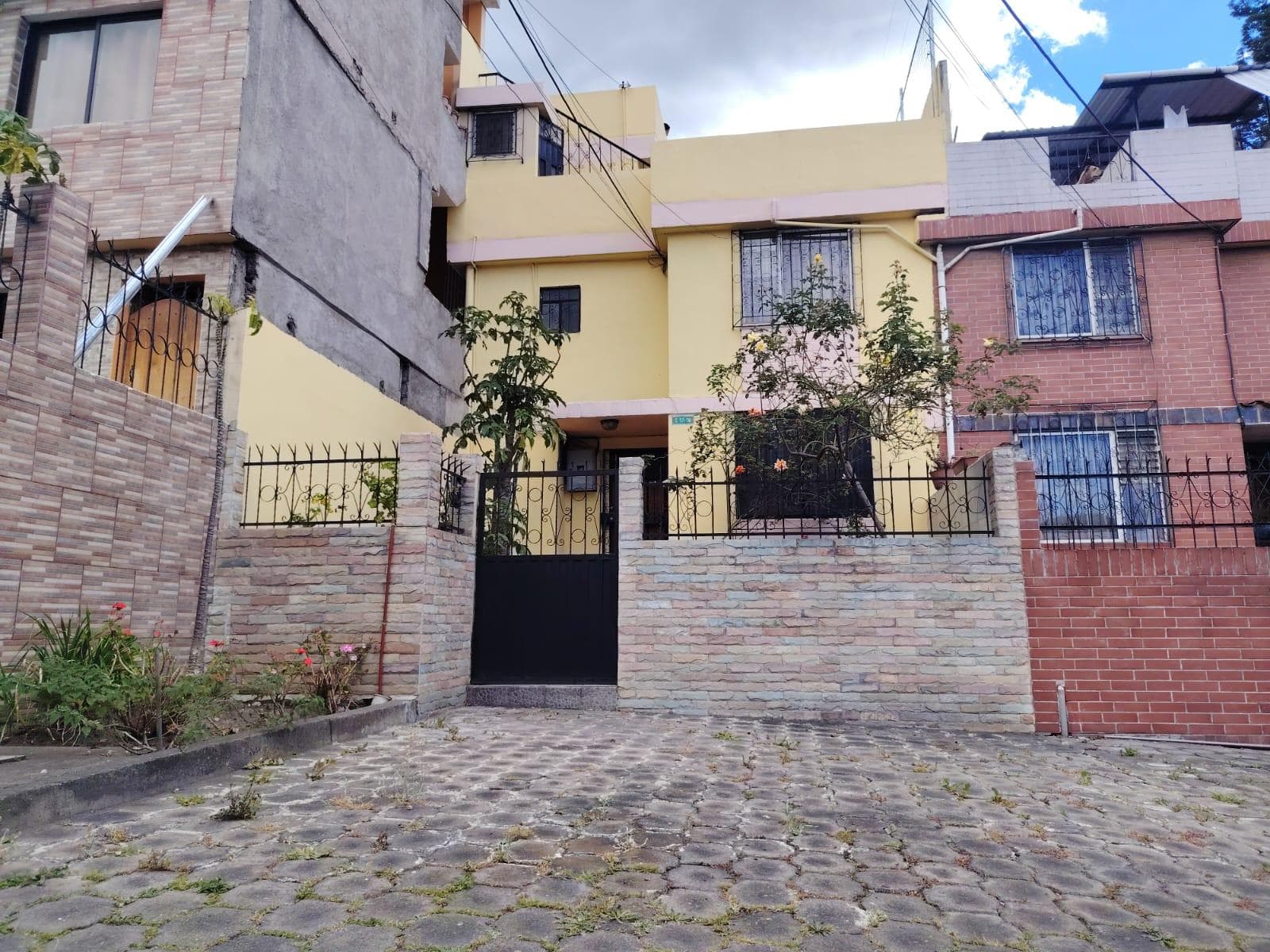 CASA AMPLIA EN EL SECTOR DE LA BILOXI - 1