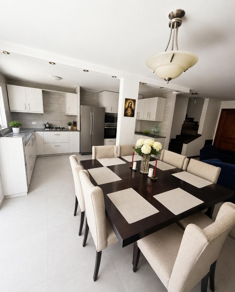 Casa en Venta · La Primavera Cumbayá · 228 m² · 4 dormitorios - 3 baños -2 Parq. - Jardín BBQ · - 1