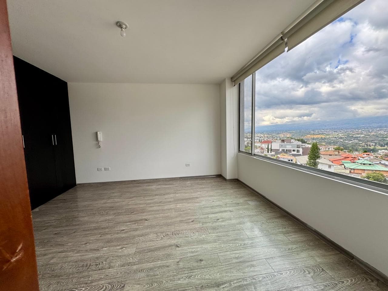 Departamento de venta ubicado en San Juan de Cumbaya. Espectacular Vista - 1