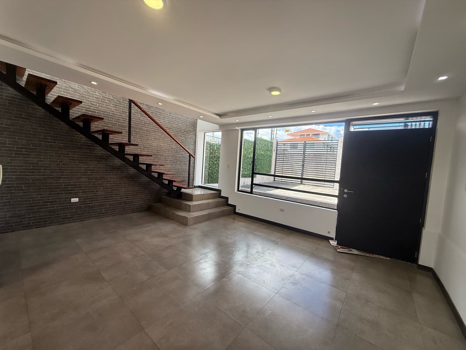 Venta Casa - Sangolquí dentro de urbanización - 1