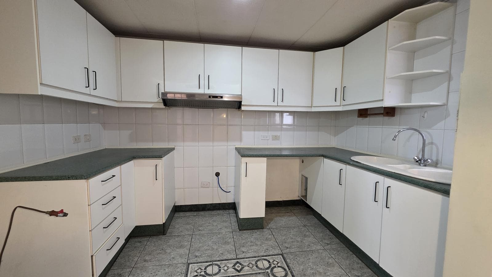 Casa en Venta con 4 Dormitorios, Terraza y Parqueadero para 3 Vehículos – Farsalia Alta - 1