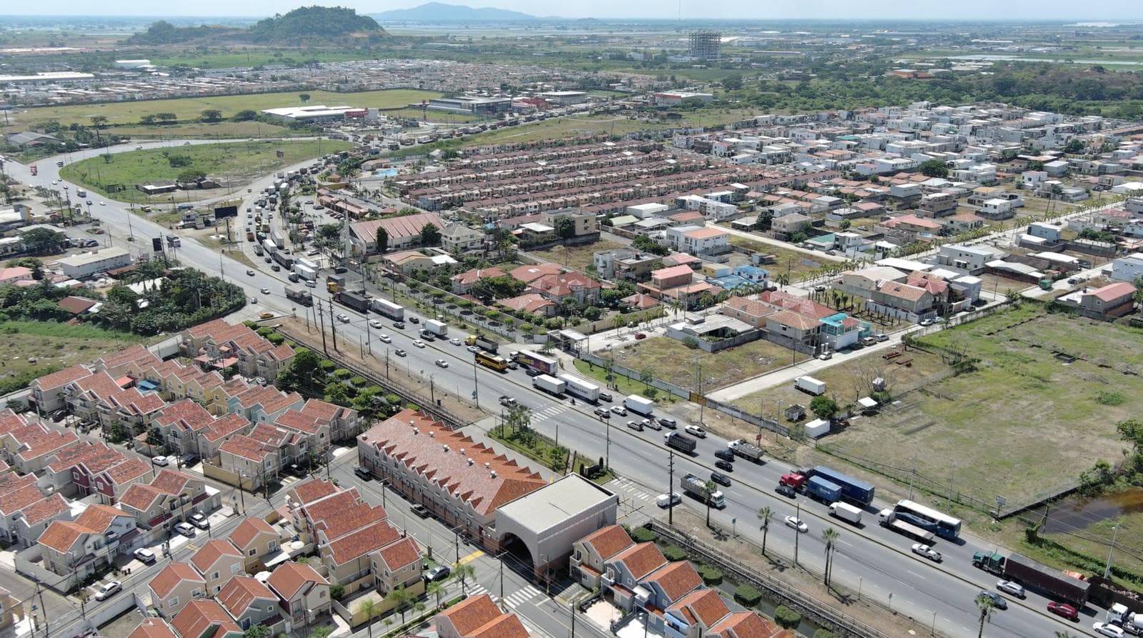VENTA DE PROPIEDAD FRENTE A C.C. EL DORADO OPORTUNIDAD PARA DESARROLLADORES - 1
