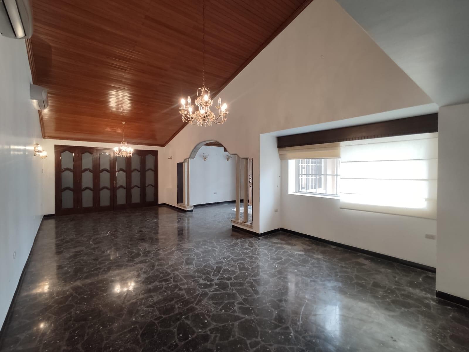 Casa en VENTA super amplia dentro de Urb. Puerto Azul - 1
