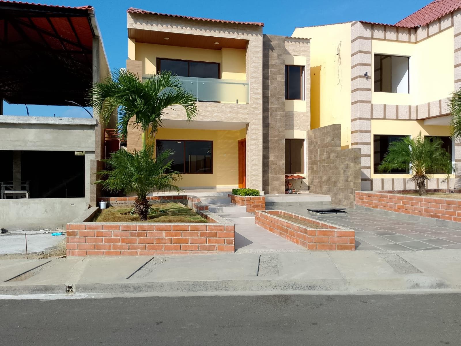 ¡Vive en Confort y Ubicación Privilegiada! Townhouse en Venta – Conjunto Loma Dorada - 1