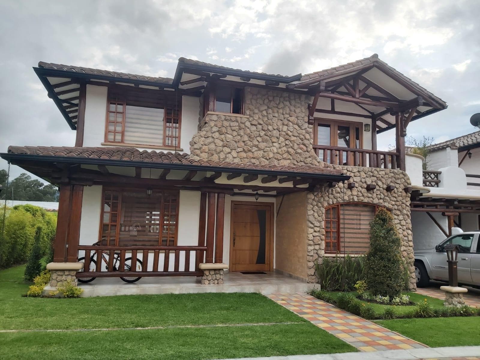 Casa estilo hacienda de renta en Tumbaco! - 1
