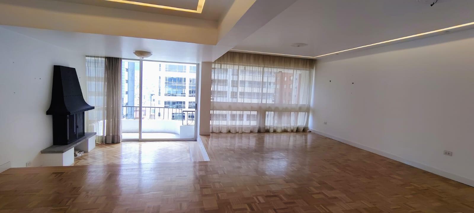 Vendo hermoso Penthouse con vista hacia Quito en la González Suárez de oportunidad. - 1
