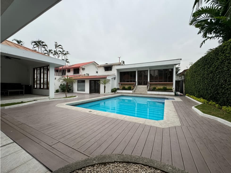 Casa con Piscina en Ceibos totalmente amoblada - 1