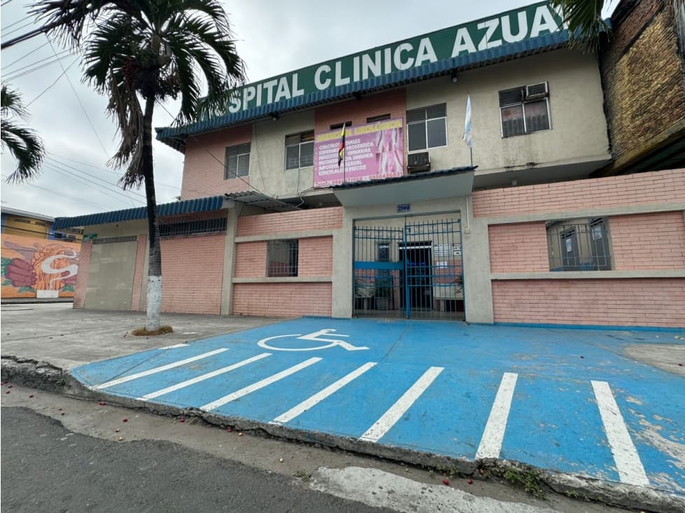 Clínica Azuay  Dirección Tulcán y Azuay  Con equipos - 1