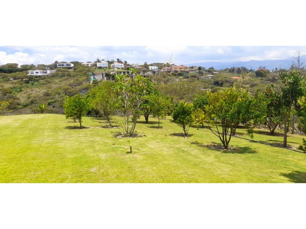 Casa con Piscina en Venta Tumbaco 2.200 m² Terreno - 1